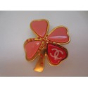 Broche "Trèfle" CHANEL corail