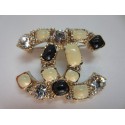 Broche cabochons CHANEL beige,noir et strass