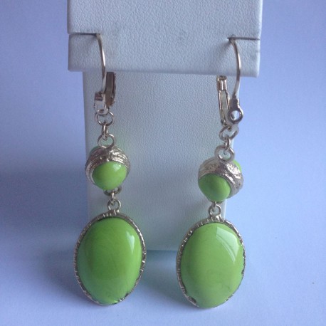 Clous pendants MARGUERITE DE VALOIS en pâte de verre vert anis