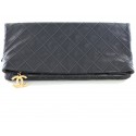 Sac pochette CHANEL matelassé noir