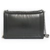 Sac "Boy" CHANEL en cuir lisse noir