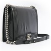 Sac "Boy" CHANEL en cuir lisse noir