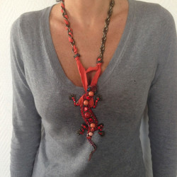 Collier LANVIN Salamandre en strass rouge et chaîne laiton