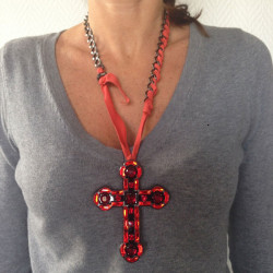 collier LANVIN croix en verre et cristaux Swarovski rouge