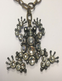 Collier - broche LANVIN grenouille strass et chaîne