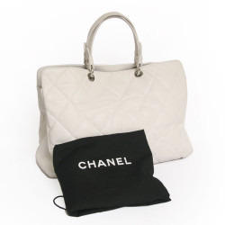 Grand sac shopping CHANEL veau grainé blanc