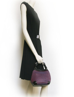 Sac "Cubo" CAROLINE DE MARCHI en cuir noir et coton tressé rouge et violet