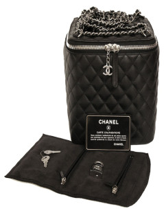 Coffret à bijoux CHANEL en cuir matelassé noir