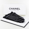 Paire de gants CHANEL en cuir noir