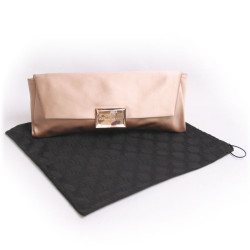 Pochette HERVE LEGER en satin duchesse vieux rose