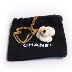 Collier camélia CHANEL émaillé beige