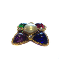 Broche Couture CHANEL pâte de verre émeraude, améthyste, saphir et rubis