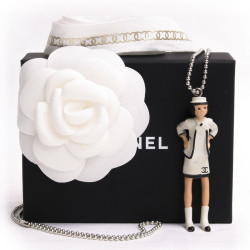 sautoir CHANEL Figurine "COCO"