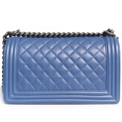 Sac "Boy" CHANEL matelassé en cuir d'agneau bleu