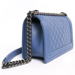 Sac "Boy" CHANEL matelassé en cuir d'agneau bleu