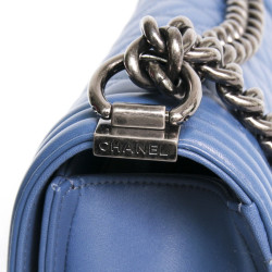 Sac "Boy"CHANEL matelassé en cuir d'agneau bleu