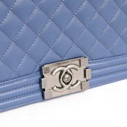 Sac "Boy" CHANEL matelassé en cuir d'agneau bleu