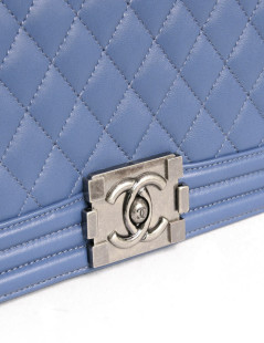 Sac "Boy"CHANEL matelassé en cuir d'agneau bleu