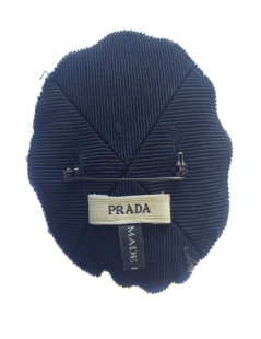 Broche PRADA brodée sur fond bleu marine