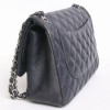 Sac jumbo CHANEL cuir caviar bicolore bleu et gris foncé