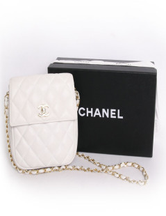 White vintage CHANEL quilted leather bag