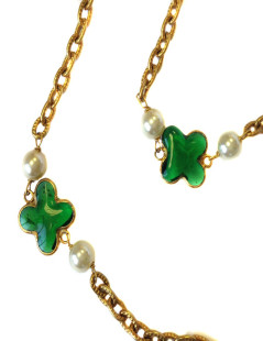 MARGUERITE of VALOIS clover necklace, chain in aged gold metal, glass Emerald and Pearl Pearl