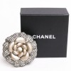 Broche CHANEL en cuir cuivré et tweed 