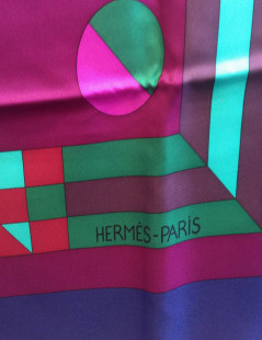 Grand carré HERMES "Psyché" en soie violet