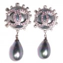 Boucles d'oreille CHANEL avec perle pendante