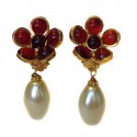 Boucles d'oreille clips Marguerite de Valois fleurettes en pâte de verre rubis et perle ovale nacrée