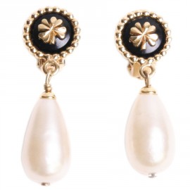 CHANEL Pearl oval pending and 4 leaf clover ear clips