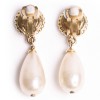 CHANEL Pearl oval pending and 4 leaf clover ear clips