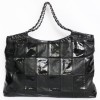 Grand sac CHANEL en cuir verni noir