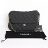 sac besace CHANEL en jersey gris matelassé