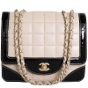 Sac CHANEL en cuir beige et vernis noir vintage