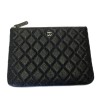 Pochette CHANEL zippée en cuir caviar matelassé noir