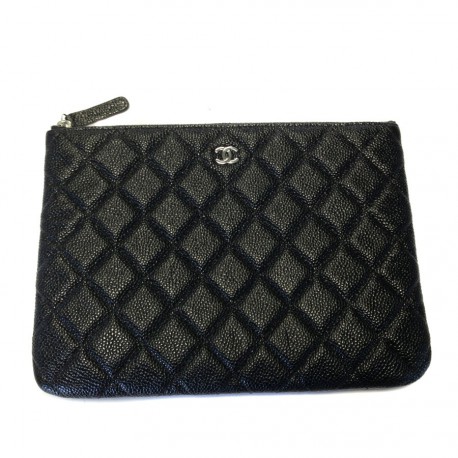 Pochette noire CHANEL en cuir matelassé