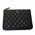 Pochette CHANEL zippée en cuir caviar matelassé noir