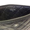 Pochette CHANEL zippée en cuir caviar matelassé noir