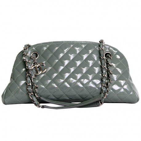 Sac bowling CHANEL en cuir verni vert céladon