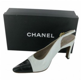 Two-tone CHANEL T 40 pumps