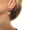 Clous pendants d'oreille Chanel crantés et perles nacrées 