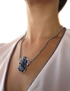 Necklace floweret MARGUERITE of VALOIS dark Sapphire