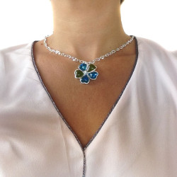 Collier fleurette MARGUERITE de VALOIS en pâte de verre vert et bleu