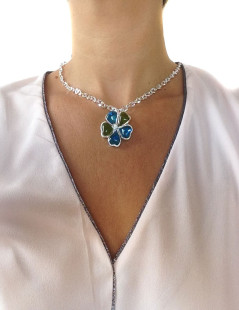 Collier fleurette MARGUERITE de VALOIS en pâte de verre vert et bleu