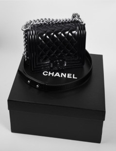 Sac Boy CHANEL cuir verni noir