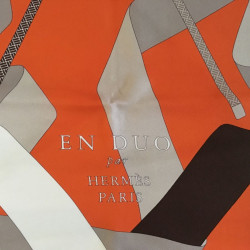 Carré HERMES "En duo" en soie orange