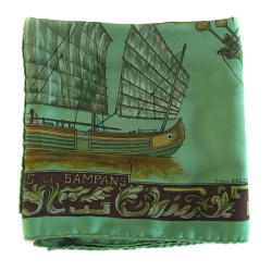 Carré HERMES "Jonques et Sampans" en soie verte