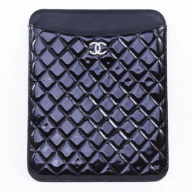 Door Ipad CHANEL black quilted patent leather