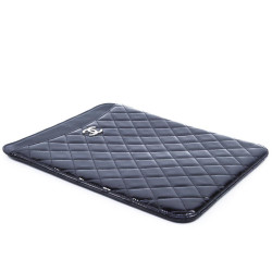 Porte Ipad CHANEL matelassé verni noir